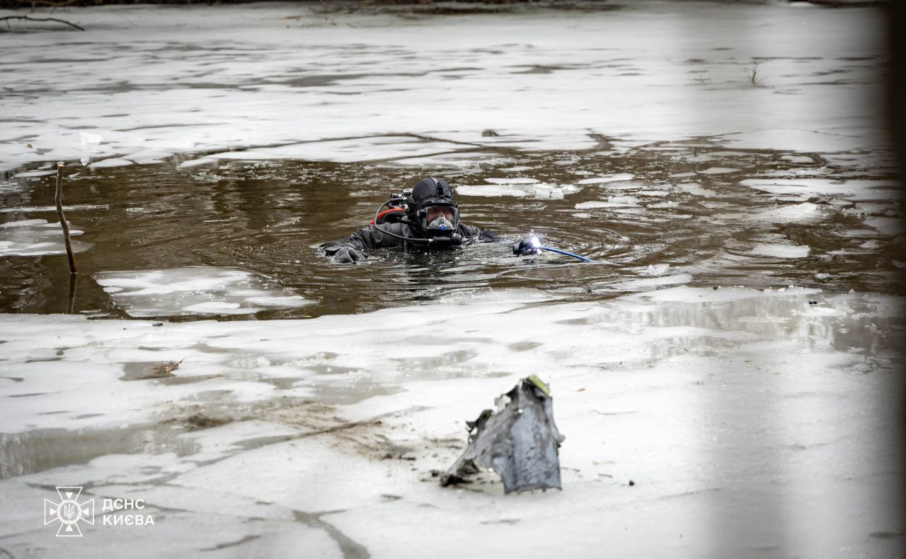 Летіла на Київ: водолази дістали з річки залишки збитої ракети (ВІДЕО)