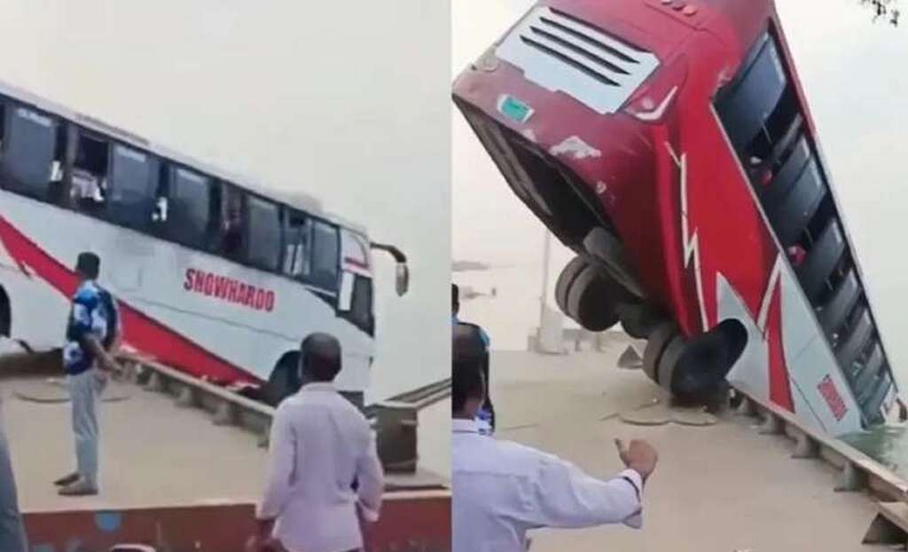 У Бангладеш 24 пасажири загинули, коли автобус впав у річку під час посадки на пором (ВІДЕО)