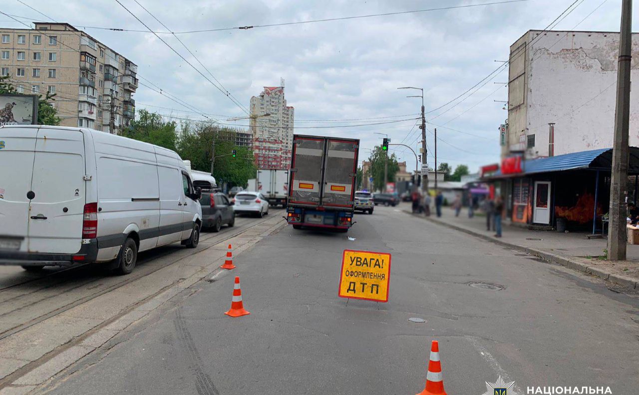 У столиці внаслідок наїзду вантажівки загинула літня жінка (ФОТО)