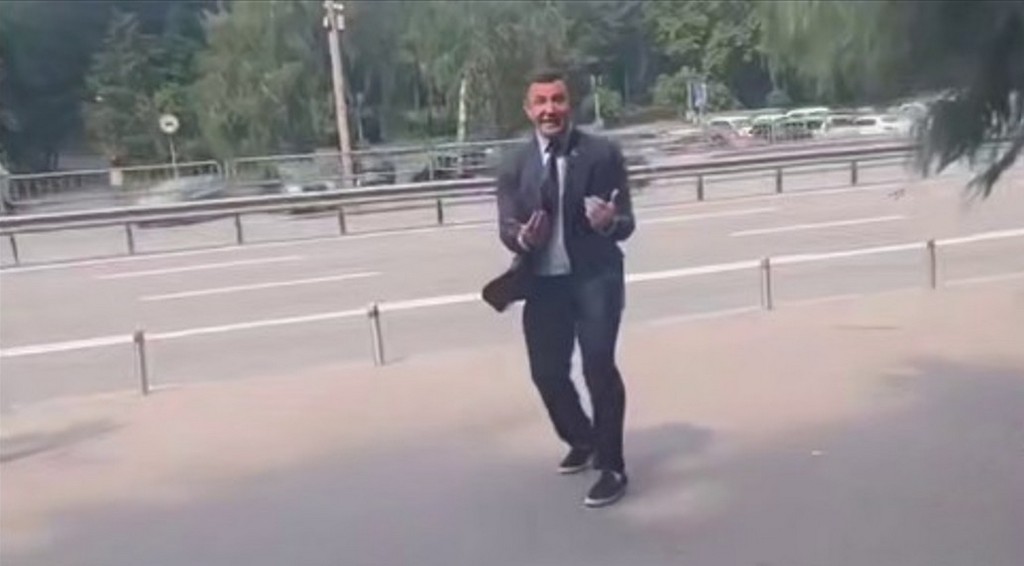 У Києві ветеран “Азовсталі” закидав помідорами нардепа Тищенка біля будівлі суду (ВІДЕО)