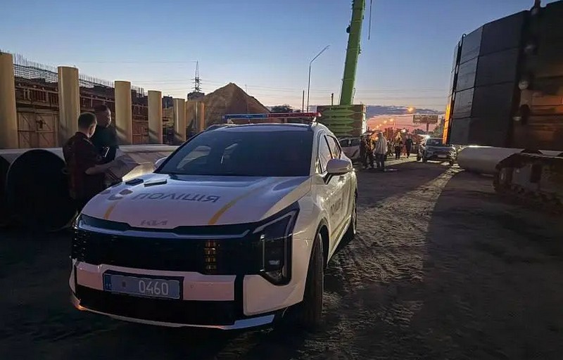 У Києві чоловік зі зброєю здійснив розбійний напад на АЗС (ВІДЕО)