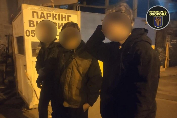 На столичних Позняках підлітки проникли на територію недобудови та напали на охоронця
