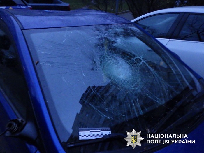 У Києві затримали п’яного 21-річного покидька, який розтрощив чужий автомобіль (відео)