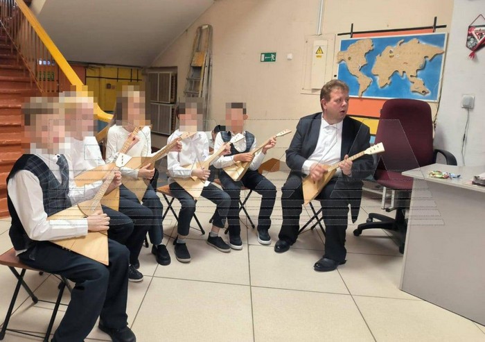 Російський вчитель гри на балалайці виявився маніяком – душив учнів пакетами і сталкерив дітей в мережі (відео)