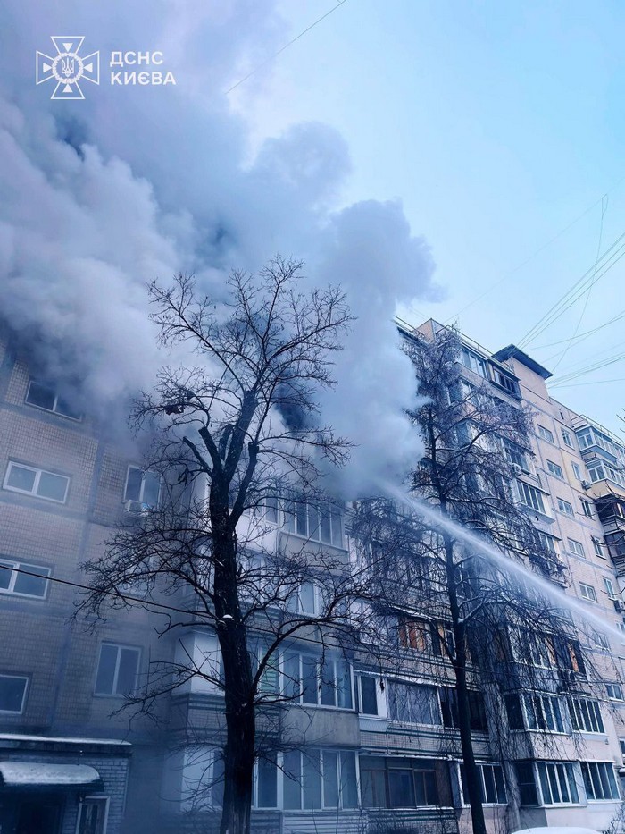 Двоє людей загинули внаслідок пожежі у захаращеній сміттям столичній квартирі