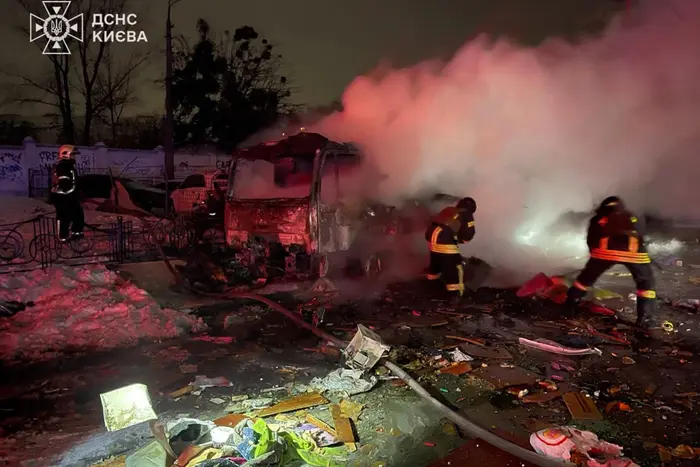 Нічний удар рашистів по Києву: рятувальники показали наслідки (фото, відео)
