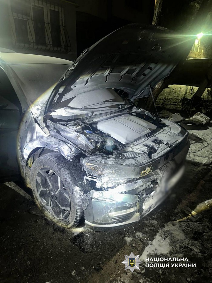 Повідомлено про підозру чоловіку, який на замовлення підпалив два автомобілі преміумкласу в Одесі