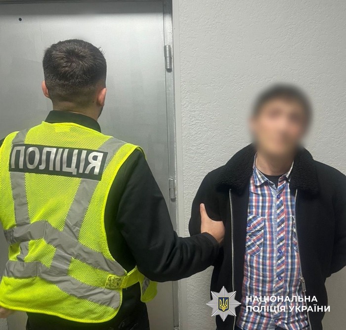Розпилив газовий балончик в очі та відібрав гроші: зловмисника судитимуть за розбійний напад на киянина