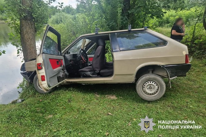 На Волочищині п’яний водій з дівчиною на капоті врізався у дерево: 18-річна «пасажирка» отримала травми