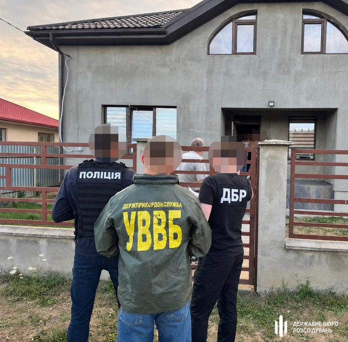 Службовий статус для незаконного переправлення ухилянтів: викрито правоохоронця на Закарпатті (відео)