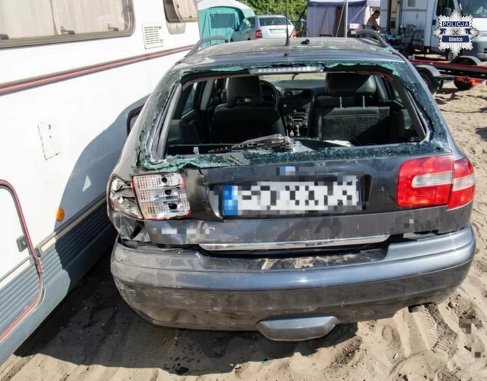 У Польщі п’яний українській водій пошкодив 10 автівок на пляжі та врізався в намет
