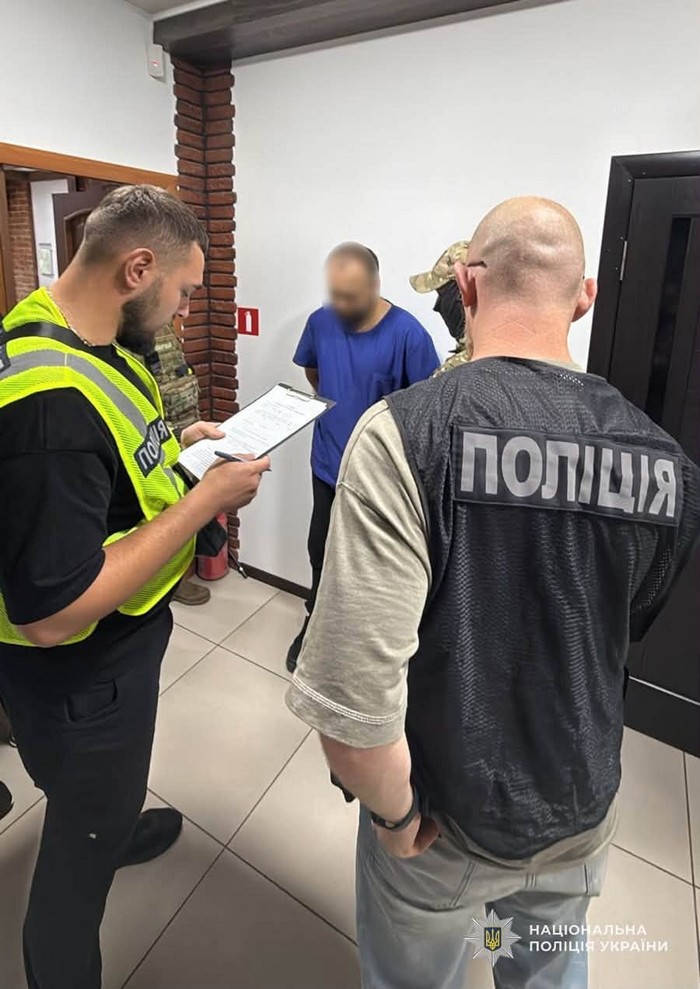 $3000 за «потрібний» діагноз: у Дніпрі поліцейські викрили лікаря на зловживанні впливом