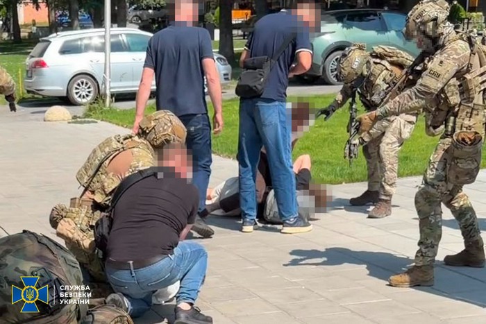 СБУ затримала іноземців, які на замовлення рф підпалили опорну електропідстанцію у Чернівцях