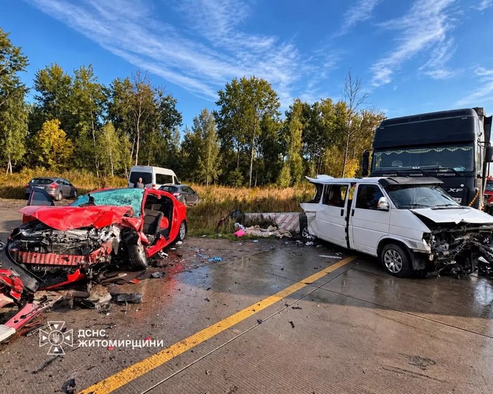 У Житомирському районі у зіткненні 4-х авто постраждали троє дітей і троє дорослих (фото)