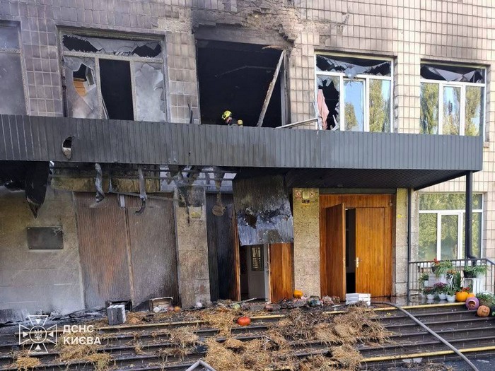 Рятувальники показали наслідки російського удару по школі в Києві (фото)