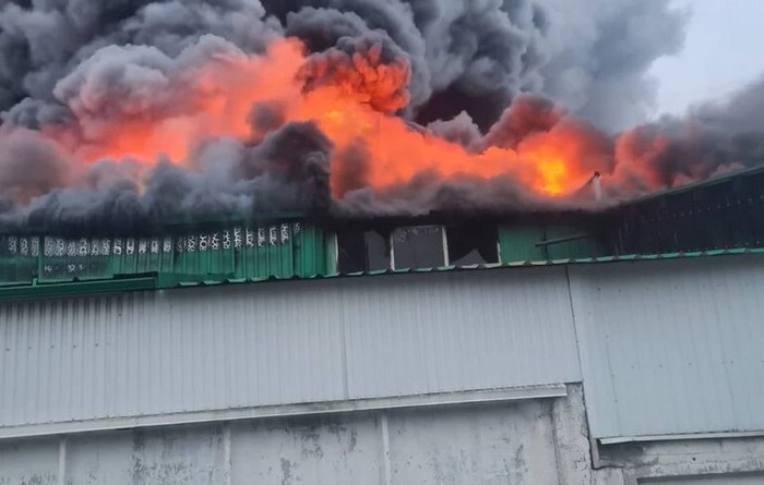 Рашисти атакували підприємство на Волині: спалахнула масштабна пожежа, жителів закликали евакуюватися