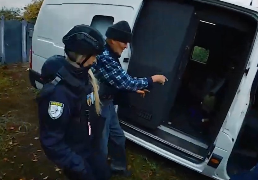 На Сумщині поліцейські спецпідрозділу "Білий янгол" евакуювали людей з-під ворожих обстрілів (відео)