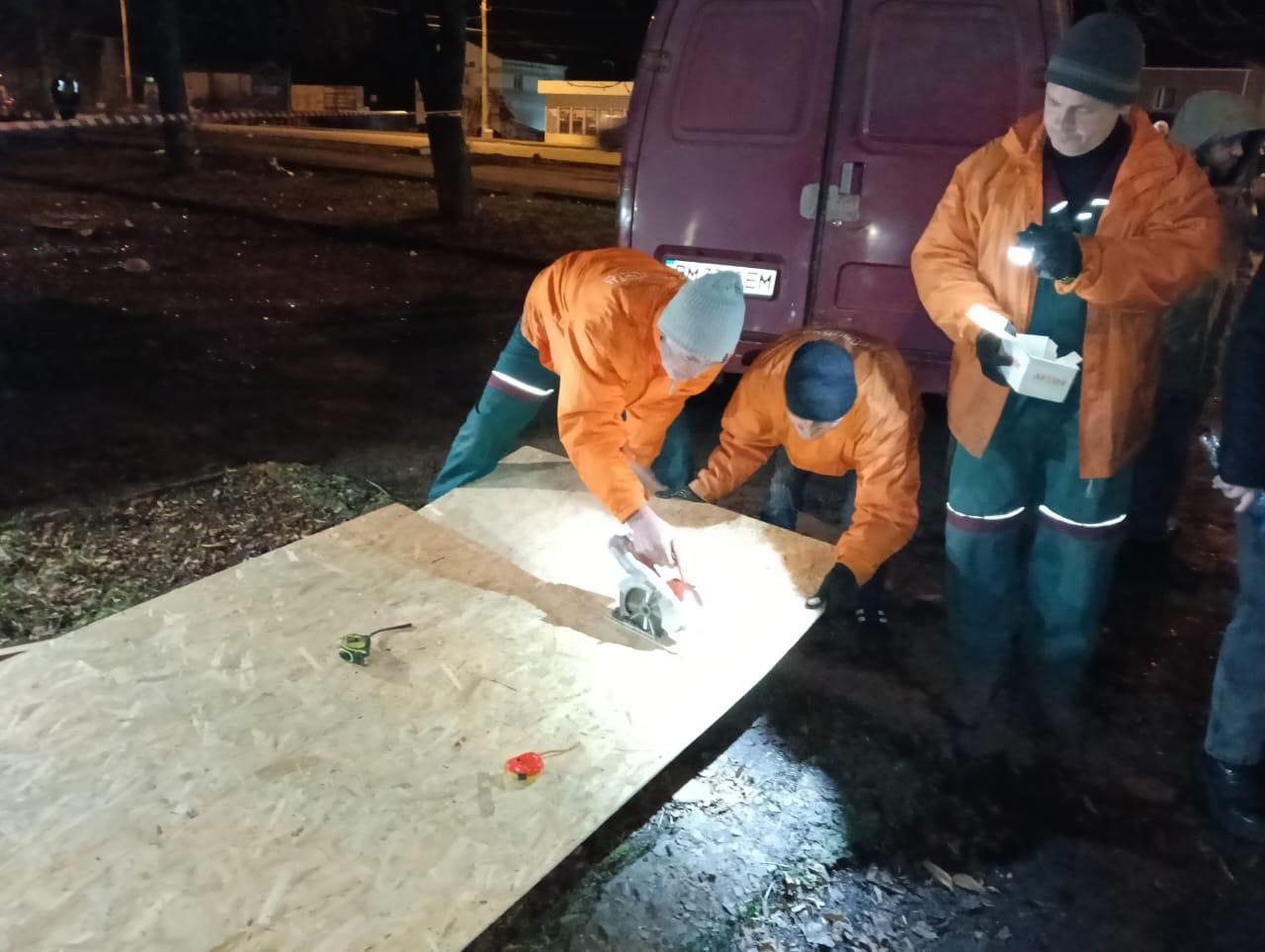 Комунальники закривають вікна в домівках сум’ян після атаки дроном