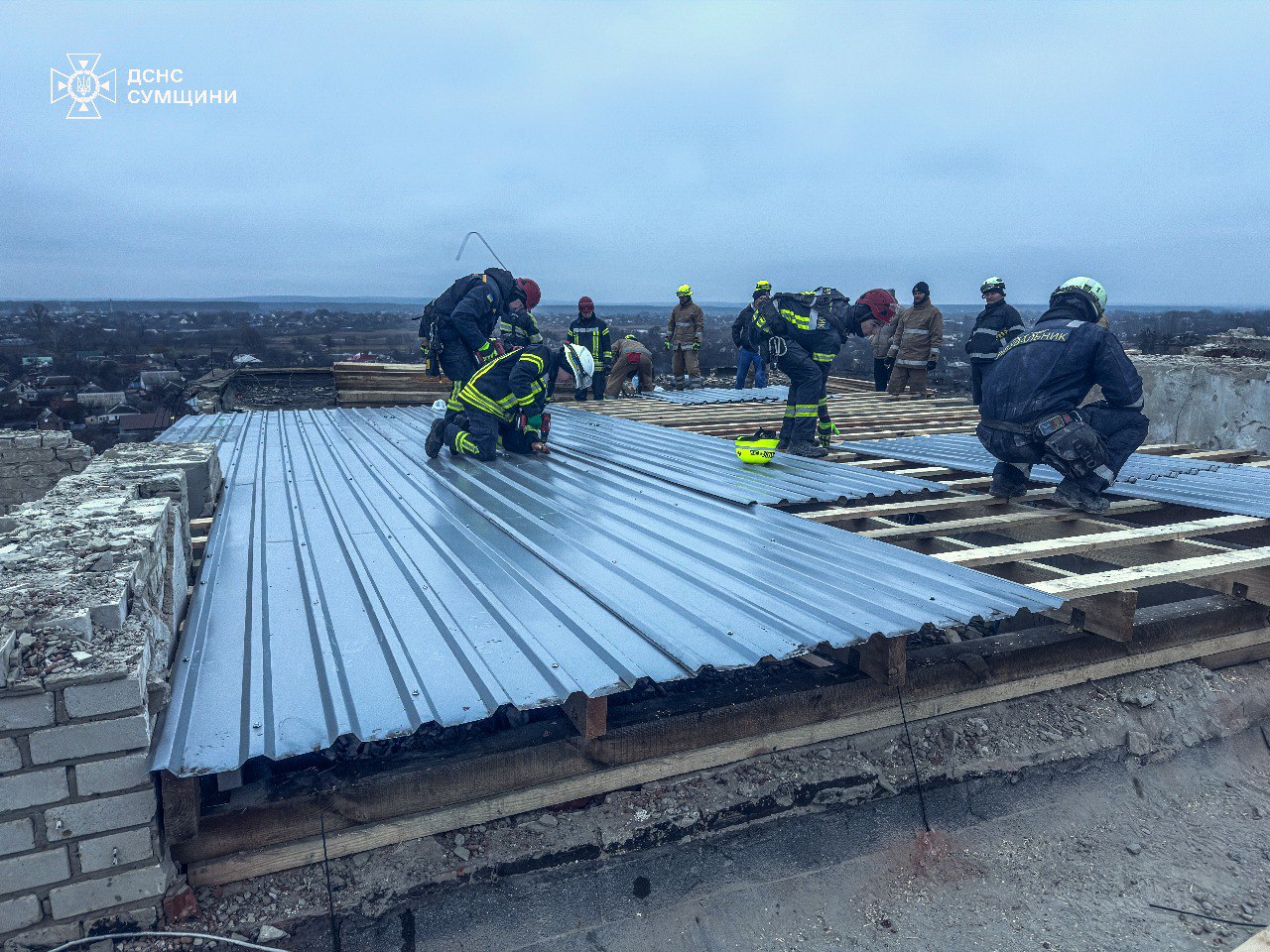 В Охтирці на місці ворожої атаки рятувальники завершили аварійно-відновлювальні роботи