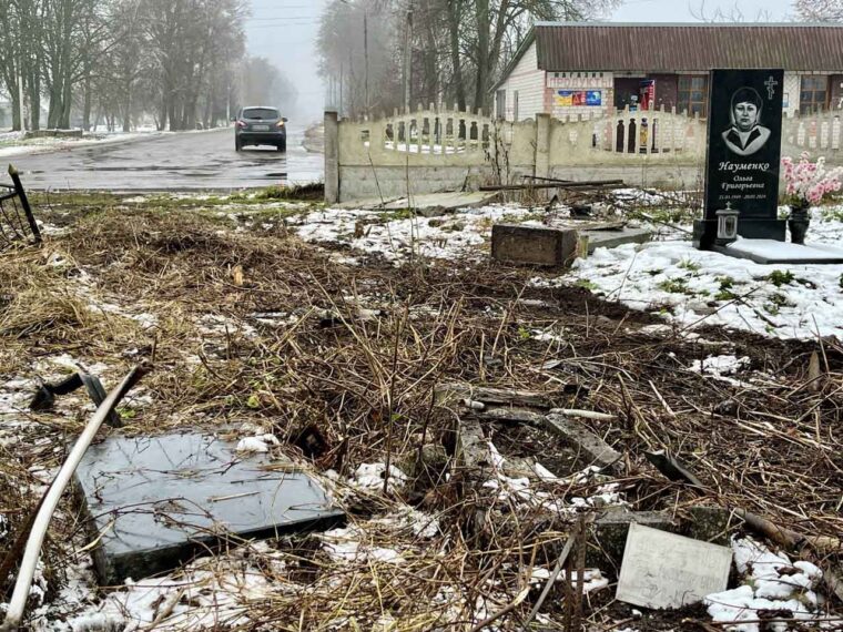 У Путивлі п’яна водійка в’їхала на авто на цвинтар