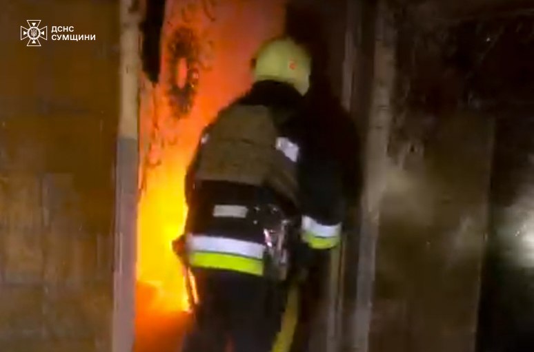 Рятувальники гасили пожежу після ворожого удару в Сумській громаді (відео)