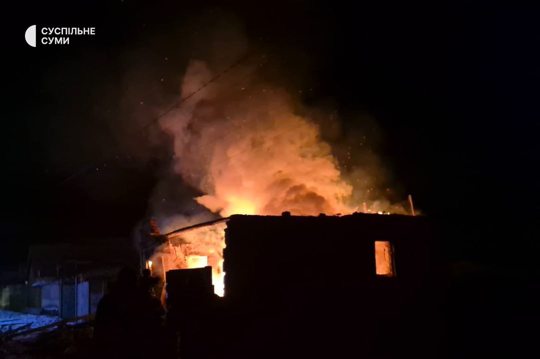 Вечірній обстріл Старого Села: після влучання у житловий будинок спалахнула пожежа