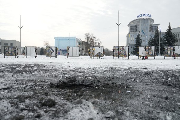 У Сумах внаслідок ворожої атаки в центрі міста пошкоджено Алею пам’яті