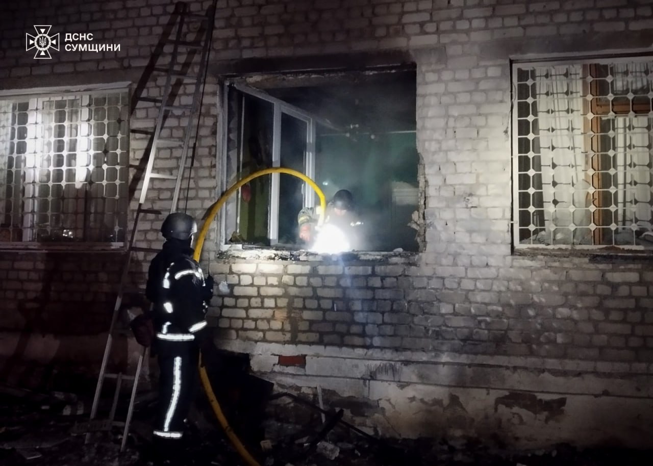 Рятувальники гасили пожежу в Шосткинській громаді після ворожого удару