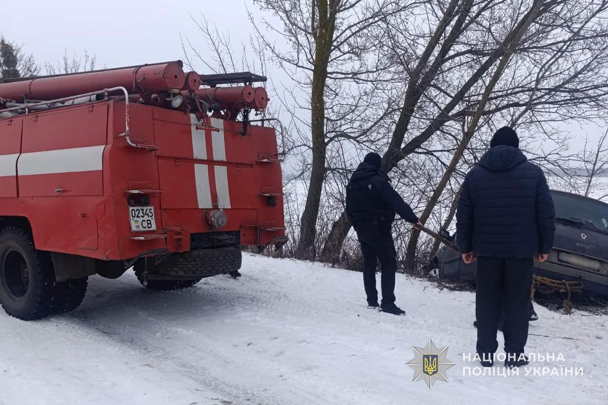 У Сумському районі поліція та рятувальники допомогли водію, який опинився в кюветі