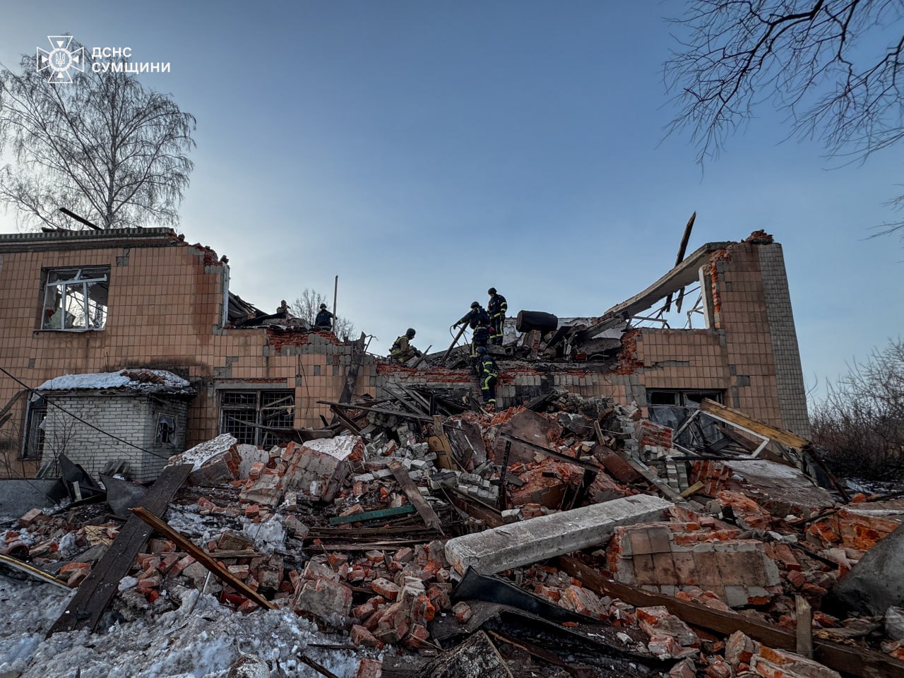 Ворог атакував аграрне підприємство на Сумщині: рятувальники проводять аварійно-пошукові роботи