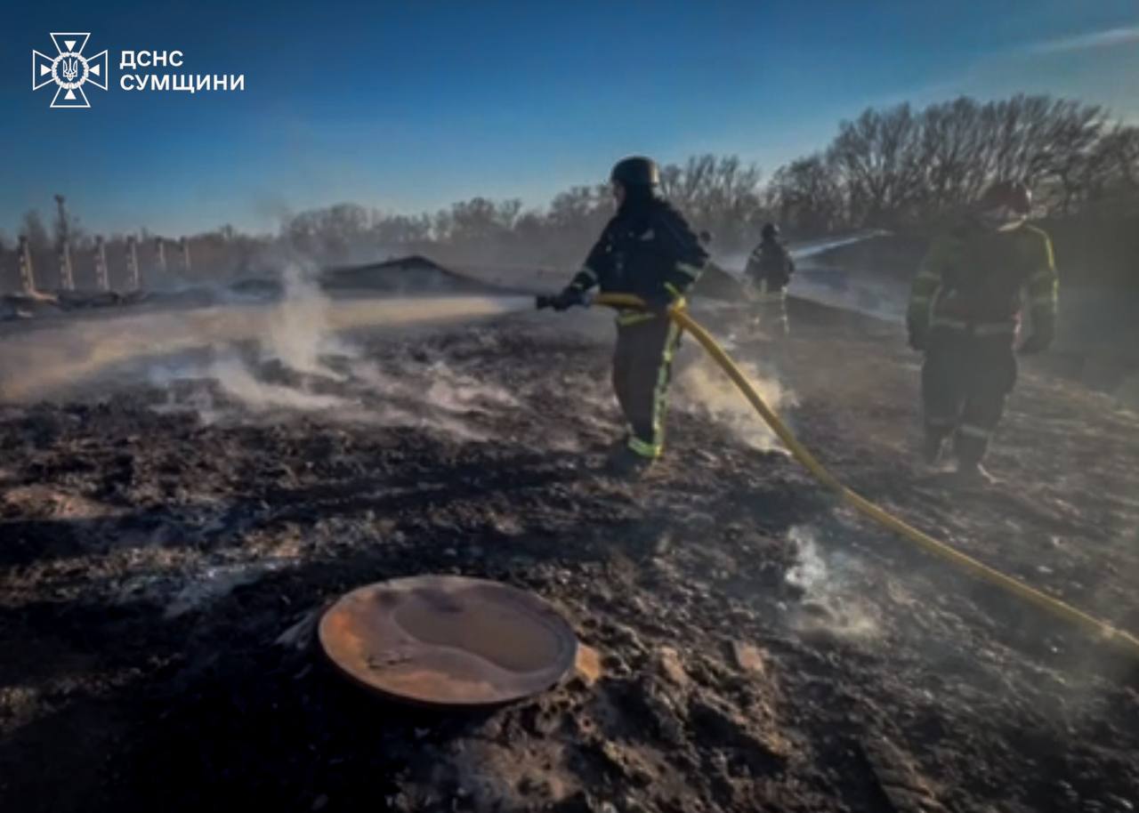 Рашисти атакували околиці Сум: рятувальники гасили пожежу