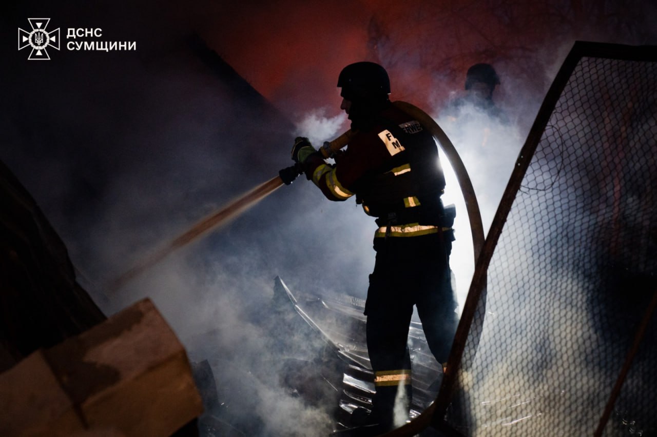 Сумські рятувальники показали, як гасили пожежу після ворожого удару (відео)