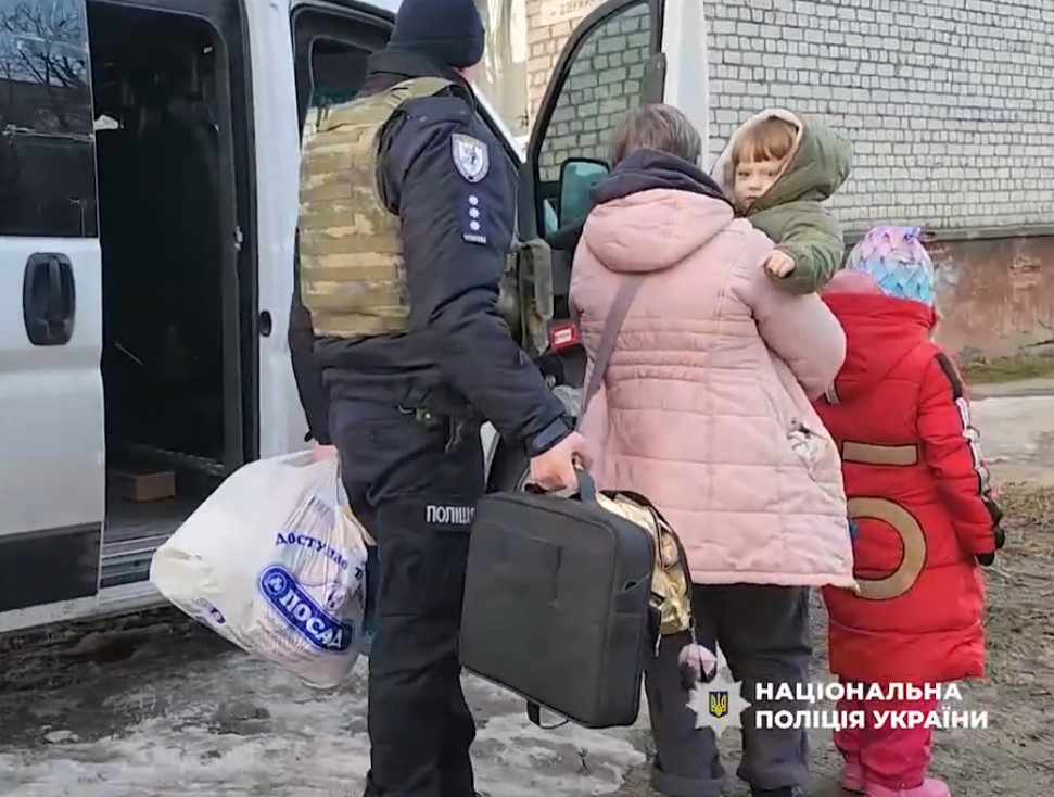 Правоохоронці евакуювали жителів прикордонної громади Сумщини (відео)