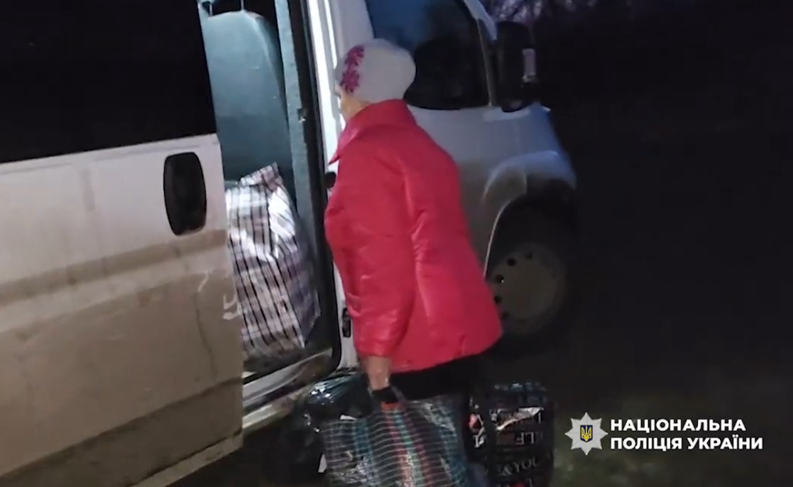 «Білий янгол» продовжує евакуацію: з прикордоння Сумщини вивезли шістьох людей (відео)