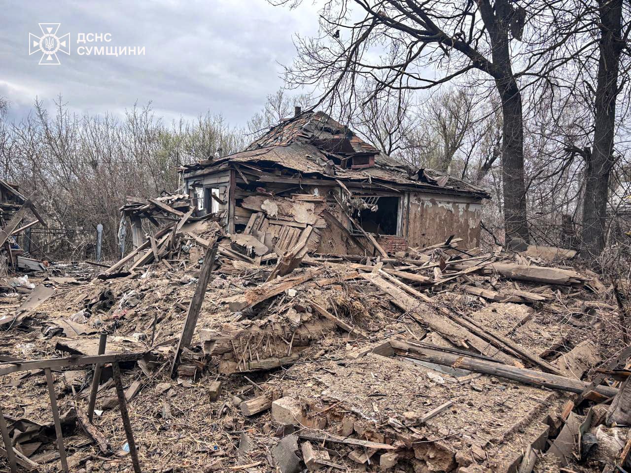 На прикордонні Сумщини рятувальники гасили пожежу після ворожого удару