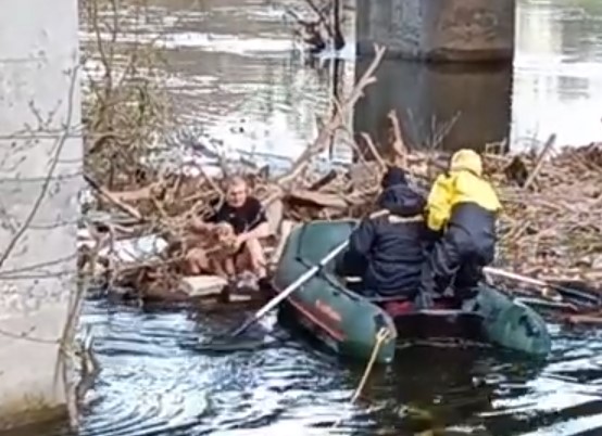 У Сумах рятувальники витягли з річки чоловіка та його собаку (відео)