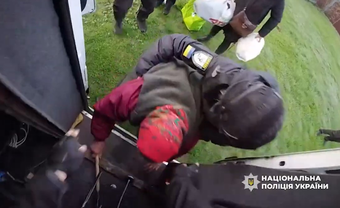 «Білі янголи» евакуювали мешканок прикордоння Сумщини з-під обстрілів (відео)