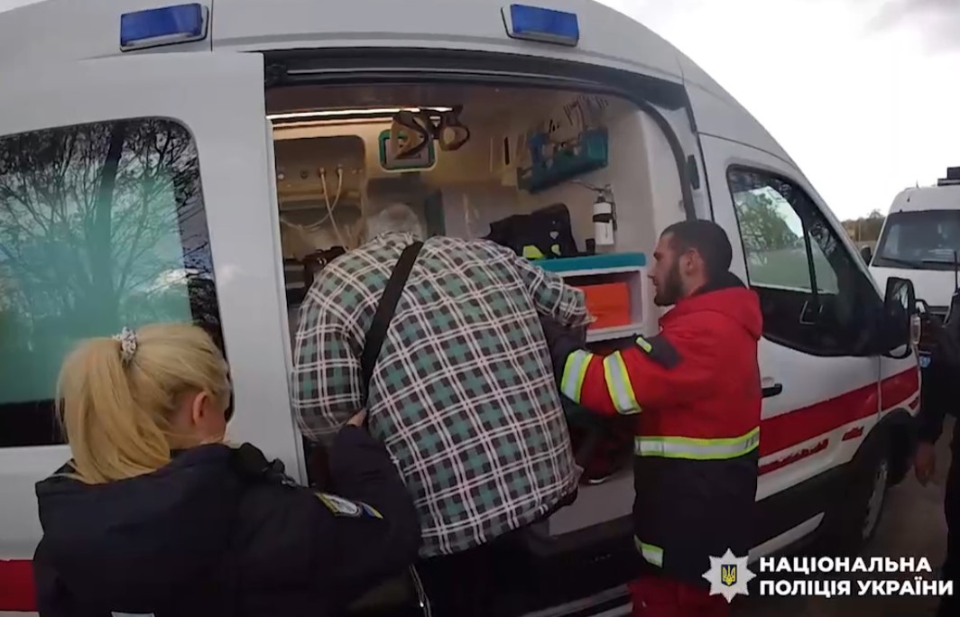 «Білі янголи» екстрено евакуювали чоловіка з прикордоння Сумщини (відео)