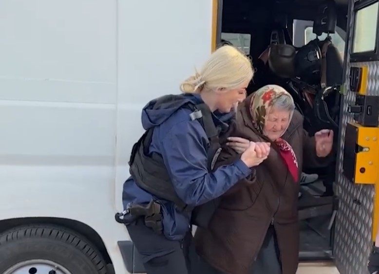 «Білі янголи» евакуювали вісім людей із трьох прикордонних громад Сумщини (відео)
