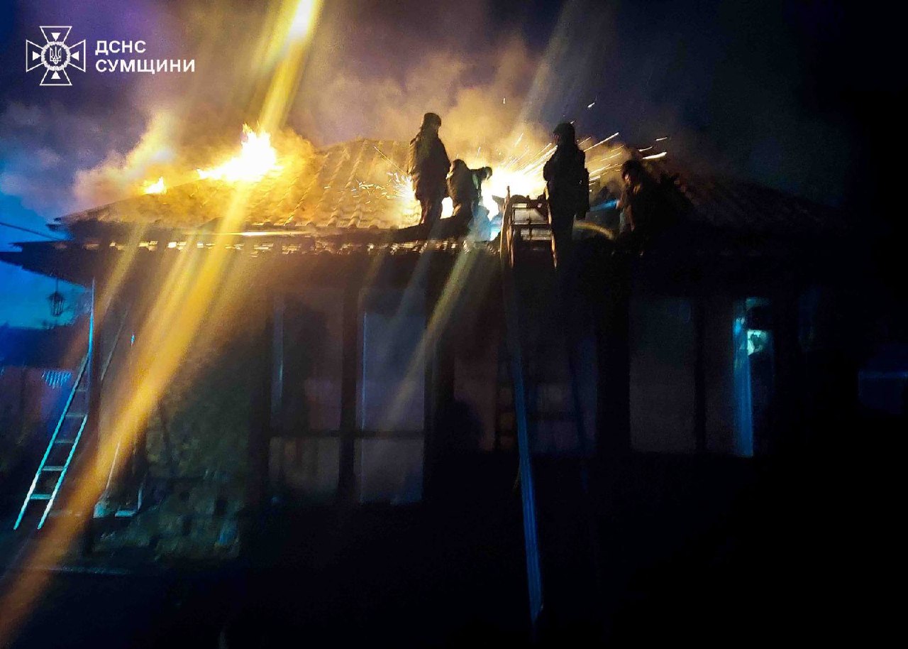 Рятувальники на Сумщині гасили пожежі після ворожих ударів