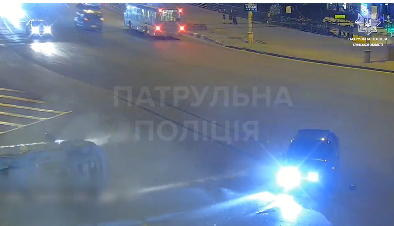 У центрі Сум в результаті ДТП перекинулася автівка (відео)