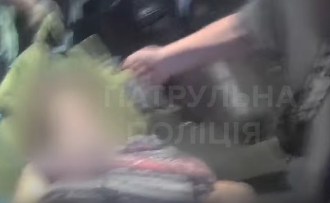 Патрульні показали, як рятували людей після вечірнього обстрілу з РСЗВ (відео)