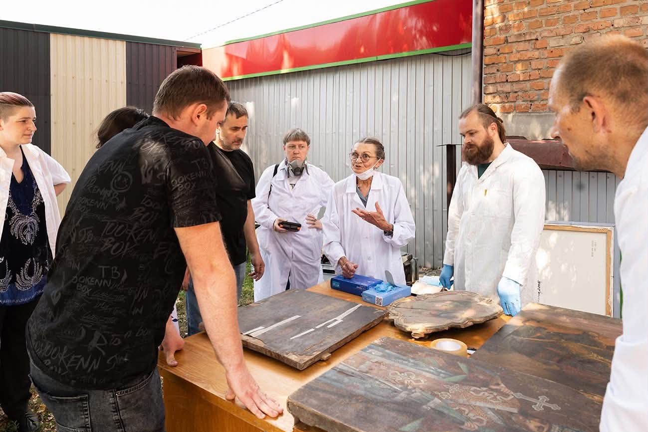Реставратори консервують цінні експонати краєзнавчого музею в Конотопі після російського удару