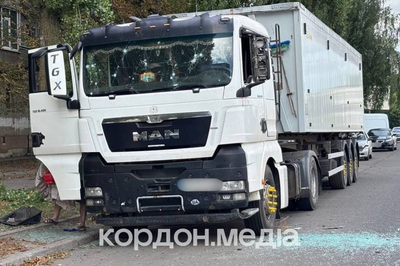 Ворожий дрон влучив у вантажівку в Сумах