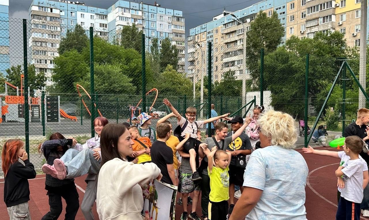 «Діти — майбутнє країни»: у Дніпрі пройшов яскравий родинний захід з танцями, фотозонами та майстер-класами
