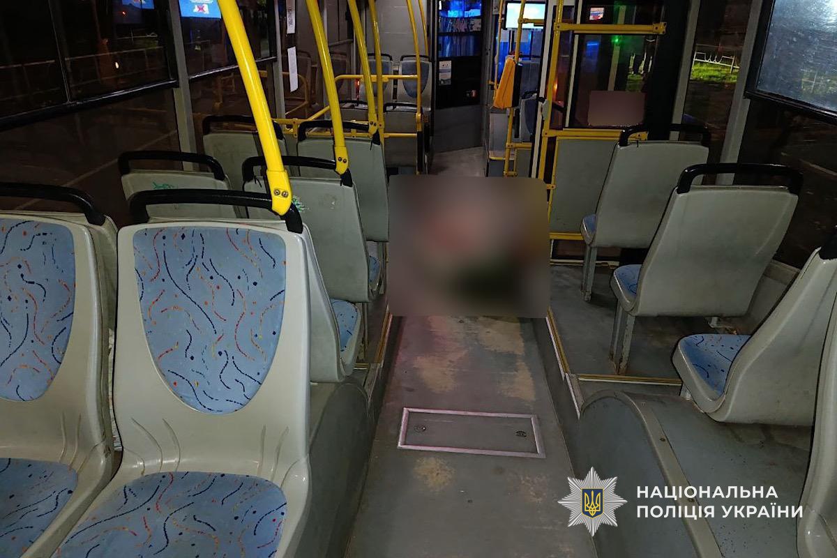 Вдарив ножем у шию: у Кривому Розі затримали підозрюваного у вбивстві чоловіка в маршрутці