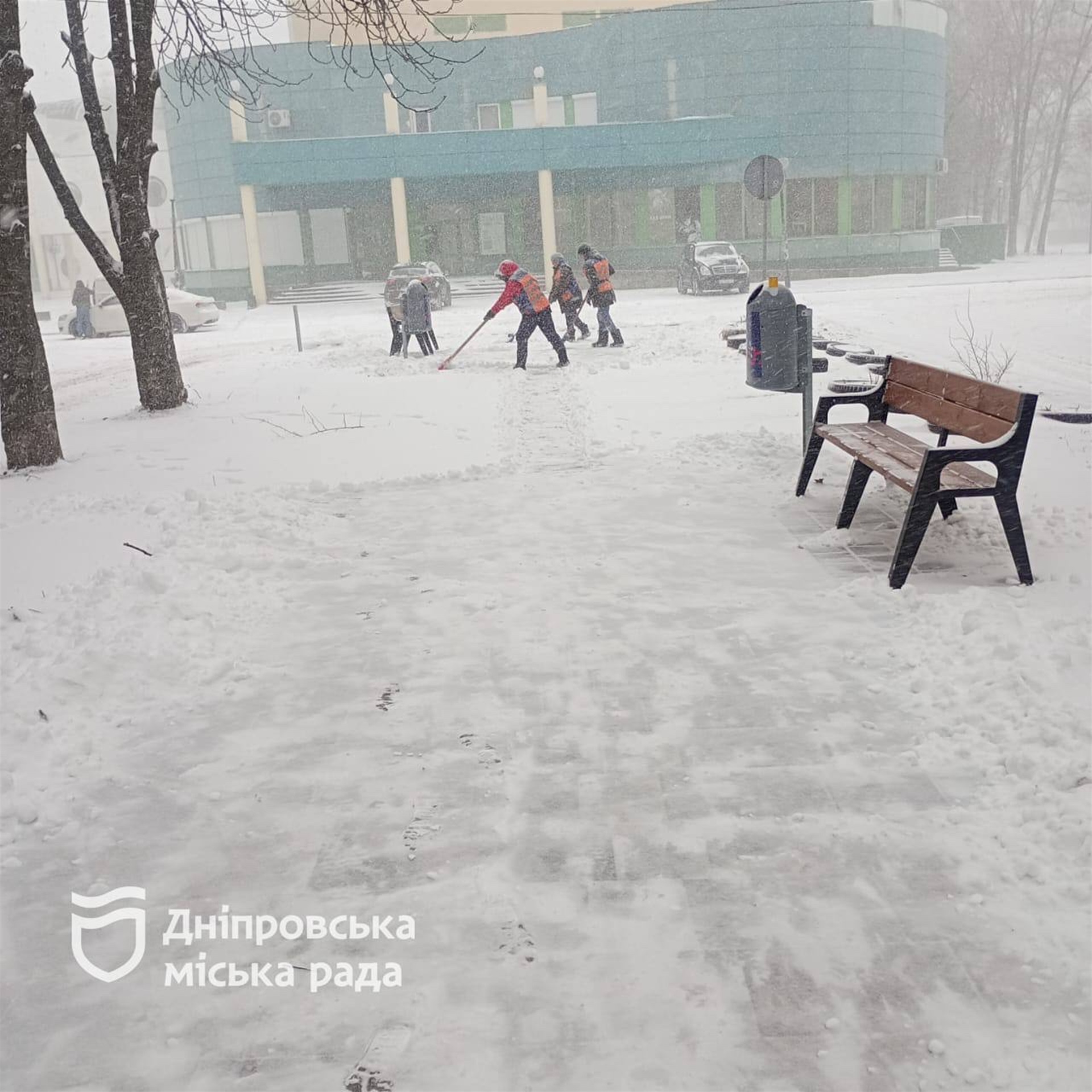У Дніпрі комунальні служби продовжують працювати у посиленому режимі через негоду