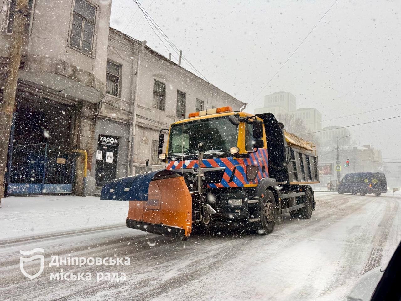 Спецтехніка вже працює на дорогах Дніпра. Звернення до водіїв!