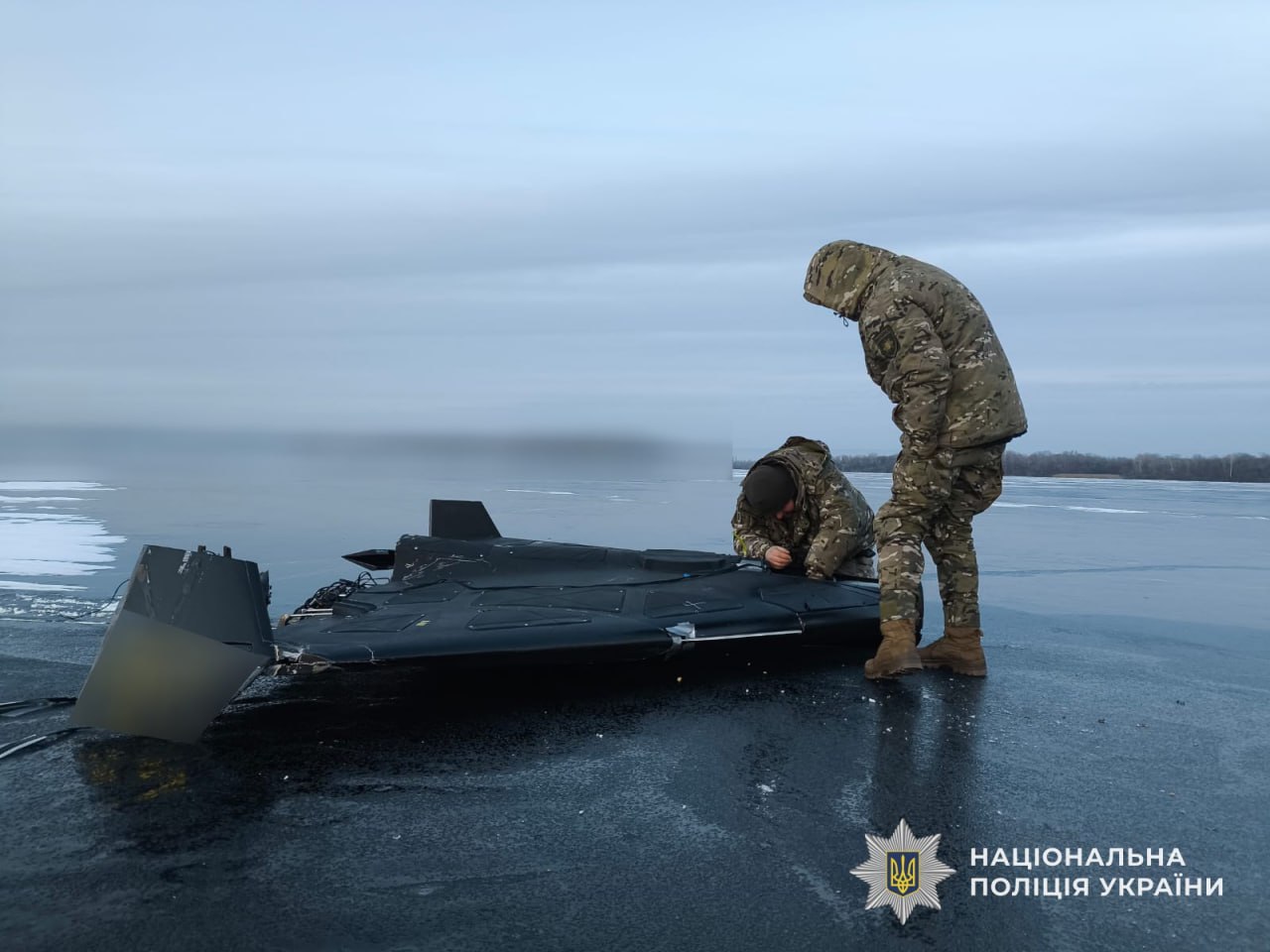 На замерзлому Дніпрі виявили ворожий дрон: поліцейські знешкодили небезпечну знахідку