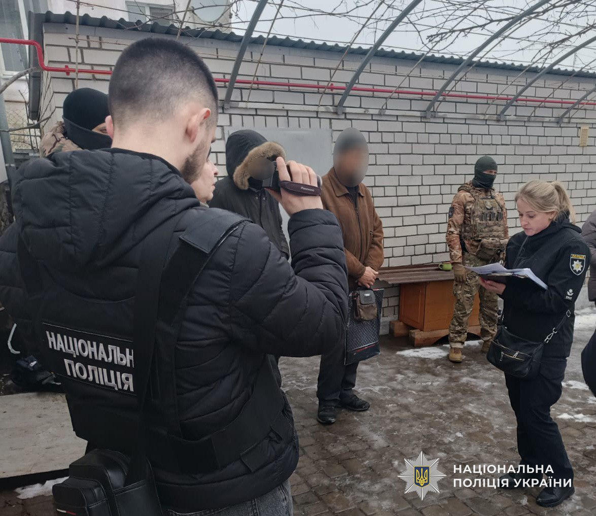 У Дніпрі батьки-вихователі били та морили голодом прийомних дітей